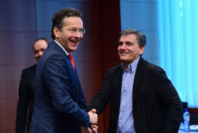 Eurogroup President and Dutch Finance Minister Jeroen Dijsselbloem (L) and Greece's Financ