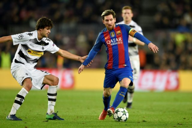 Barcelona's forward Lionel Messi (R) vies with Moenchengladbach's defender Tobias Strobl d