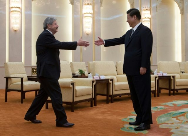 Iowa Governor Terry Branstad (L) shakes hands with Chinese President Xi Jinping before a 2