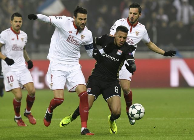 Lyon's midfielder Corentin Tolisso (C) vies with Sevilla's midfielder Vicente Iborra (2ndL