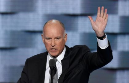 California Governor Jerry Brown has urged US President Barack Obama to ban oil and gas drilling off the state's coast