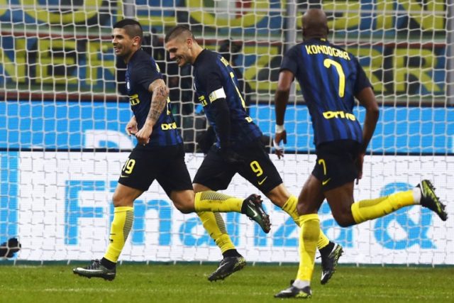 Inter Milan's midfielder Ever Banega (L) celebrates with Inter Milan's forward Mauro Emanu