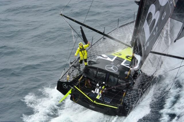 At 1100 GMT on Sunday Alex Thomson trailed Le Cleac'h by 455 nautical miles, although he h