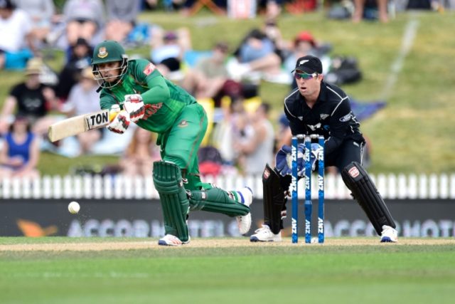 Bangladesh's Nurul Hasan (L) bats as New Zealand's wicketkeeper Luke Ronchi looks on durin