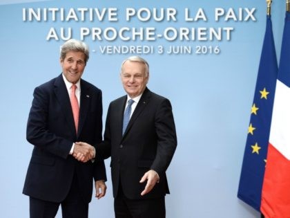 French Foreign minister Jean-Marc Ayrault (R) shakes hands with US Secretary of State John Kerry, Paris Peace Summit. Photo: STEPHANE DE SAKUTIN/AFP/Getty Images