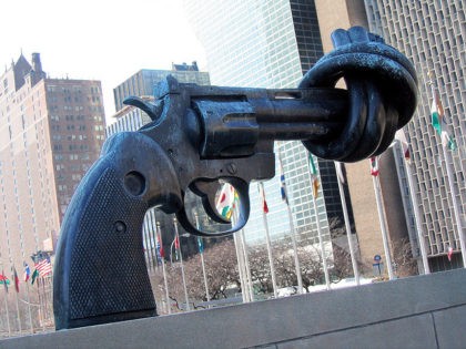 Gun Control Sculpture United Nations (Tomás Fano / Flickr / CC / Cropped)