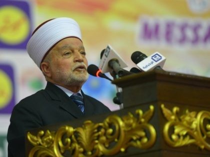 Grand Mufti of Jerusalem Muhammad Ahmed Hussain addresses the Paigham-e-Islam conference in Islamabad on February 10, 2016. Over five thousand Ulema, Mashaikh and scholars attended the Paigham-e-Islam conference, voicing concern over the rise of terrorism. AFP PHOTO / Farooq NAEEM / AFP / FAROOQ NAEEM (Photo credit should read FAROOQ …