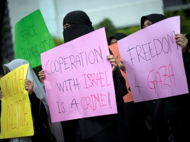 Anti-Israel protesters hold up placards as a group marches towards the US embassy during a protest in Kuala Lumpur on November 23, 2012. Dozens of students after offering their Friday prayers marched towards the US embassy while holding placards and banners to condemn Israel military aggression in Gaza and demanded …