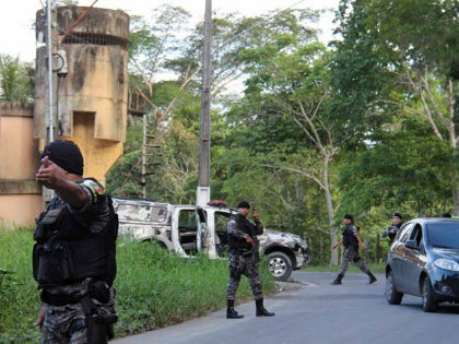 Military police officers track for fugitives of the Anisio Jobim Penitentiary Complex afte