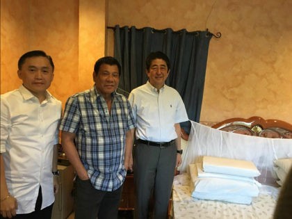 Philippines’s Duterte Shows Japan’s Shinzo Abe His ‘Favorite Mosquito Net’ During