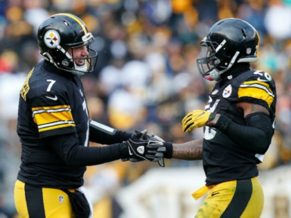 Le'Veon Bell (R) of the Pittsburgh Steelers celebrates with quarterback Ben Roethlisberger