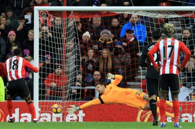 Sunderland's striker Jermain Defoe (L) beats Liverpool's goalkeeper Simon Mignolet from th