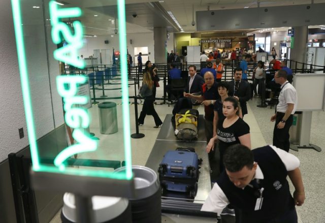 A US customs service IT glitch has left thousands of airline passengers waiting for cleara