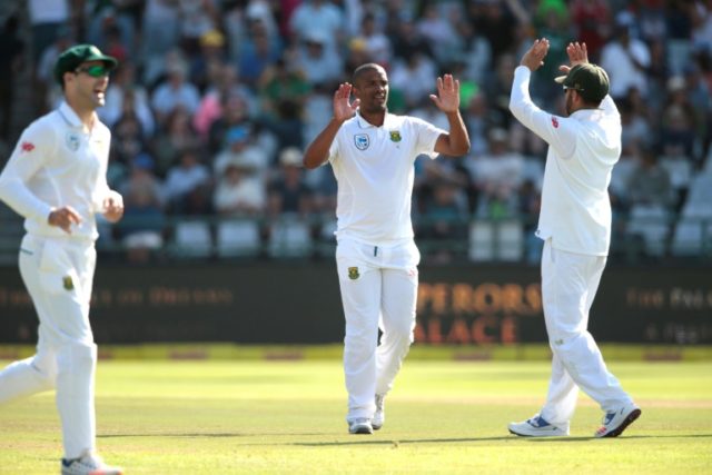 South African bowler Vernon Philander (centre) celebrates the dismissal of Sri Lanka's Sur