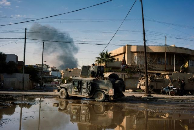 Iraqi special forces advance through Mosul's Al-Zahraa neighbourhood during an ongoing mil