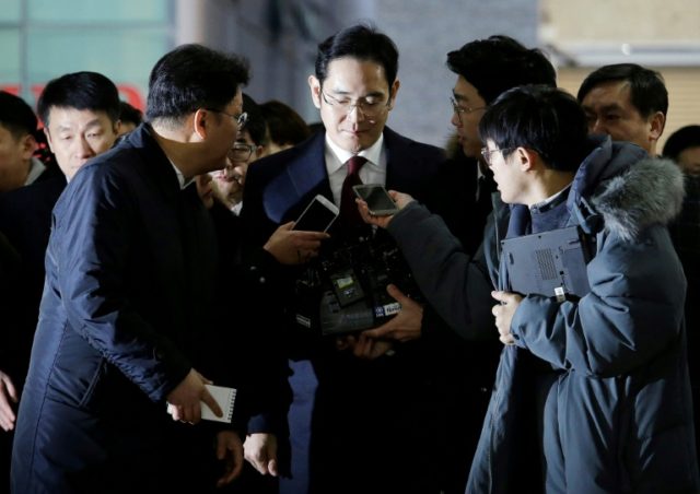Lee Jae-yong (C) vice chairman of Samsung Electronics, arrives to be questioned as a suspe