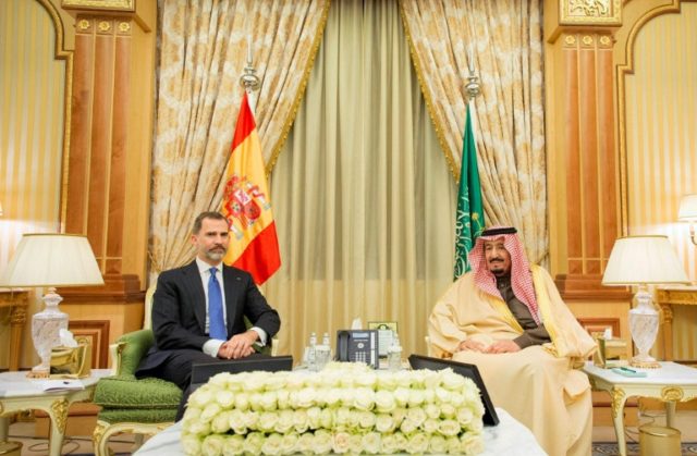 Saudi King Salman bin Abdulaziz (R) meets with Spanish King Felipe VI in Riyadh on January