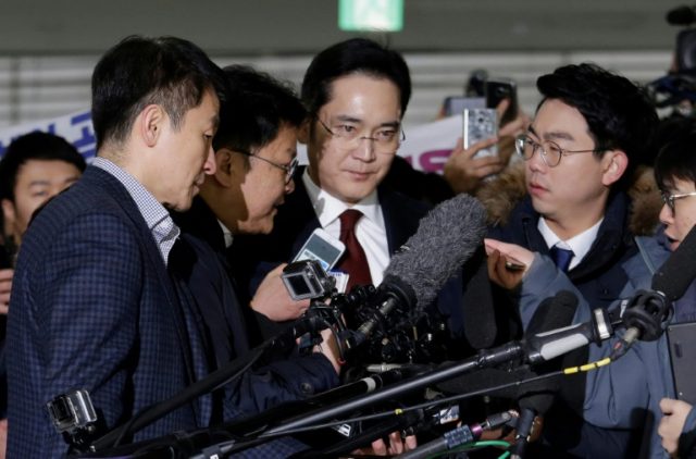 Samsung heir Lee Jae-yong (C): some critics say he has "the Minus touch" after several of
