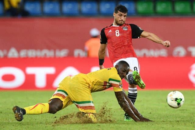 Mali's forward Moussa Marega (L) challenges Egypt's midfielder Tarek Hamed during the 2017