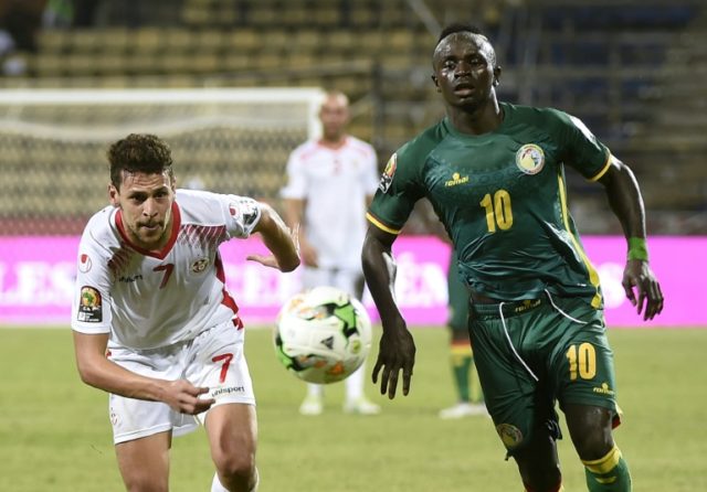 Tunisia's Youssef Msakni (L) fights for the ball with Senegal's Sadio Mane during their 20