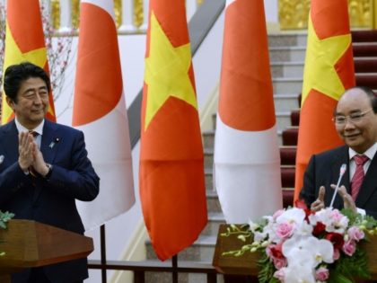 Vietnam's Prime Minister Nguyen Xuan Phuc (right) and his Japanese counterpart Shinzo