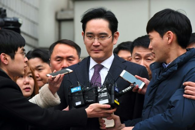 Samsung Group's heir-apparent Lee Jae-Yong (C) leaves the Seoul Central District Court on