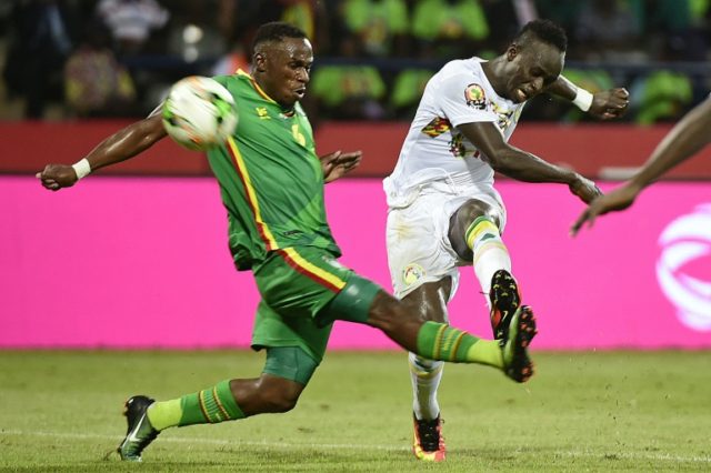 Senegal's forward Sadio Mane (R) kicks the ball past Zimbabwe's defender Onismor Bhasera d