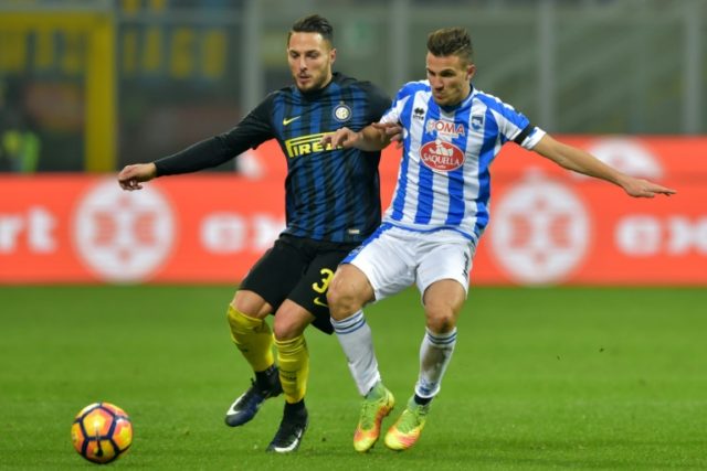 Pescara's midfielder Valerio Verre (R) fights for the ball with Inter Milan's defender Dan