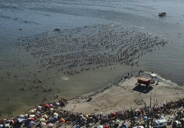 Experts from the Guinness Book of Records certified that 1,941 people free-floated in a li