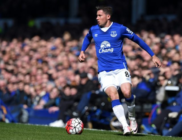 Costa Rican midfielder Bryan Oviedo signed a three-and-a-half year contract with Sunderlan