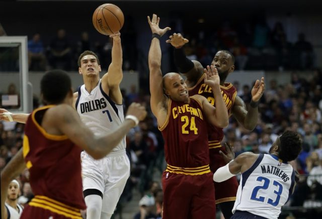 (From L) Dwight Powell of the Dallas Mavericks competes for a loose ball with Richard Jeff