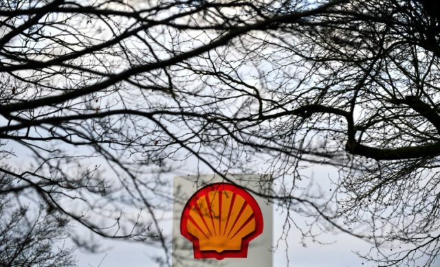 Royal Dutch Shell is to sell its entire holdings in nine oil fields in the North Sea to oi