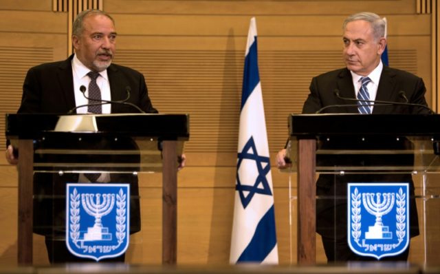 Israeli Prime Minister Benjamin Netanyahu (R) and Defence Minister Avigdor Lieberman speak