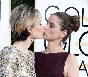 Sarah Paulson, Amanda Peet share friendly kiss on Golden Globes red carpet