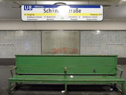 639px-Berlin_-_U-Bahnhof_Schönleinstraße_-_Linie_U8_(6529003825)
