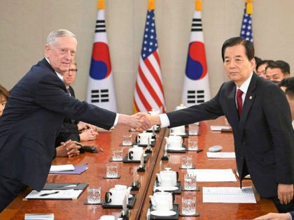 U.S. Defense Secretary James Mattis (L) and South Korean Defense Minister Han Min Koo shak