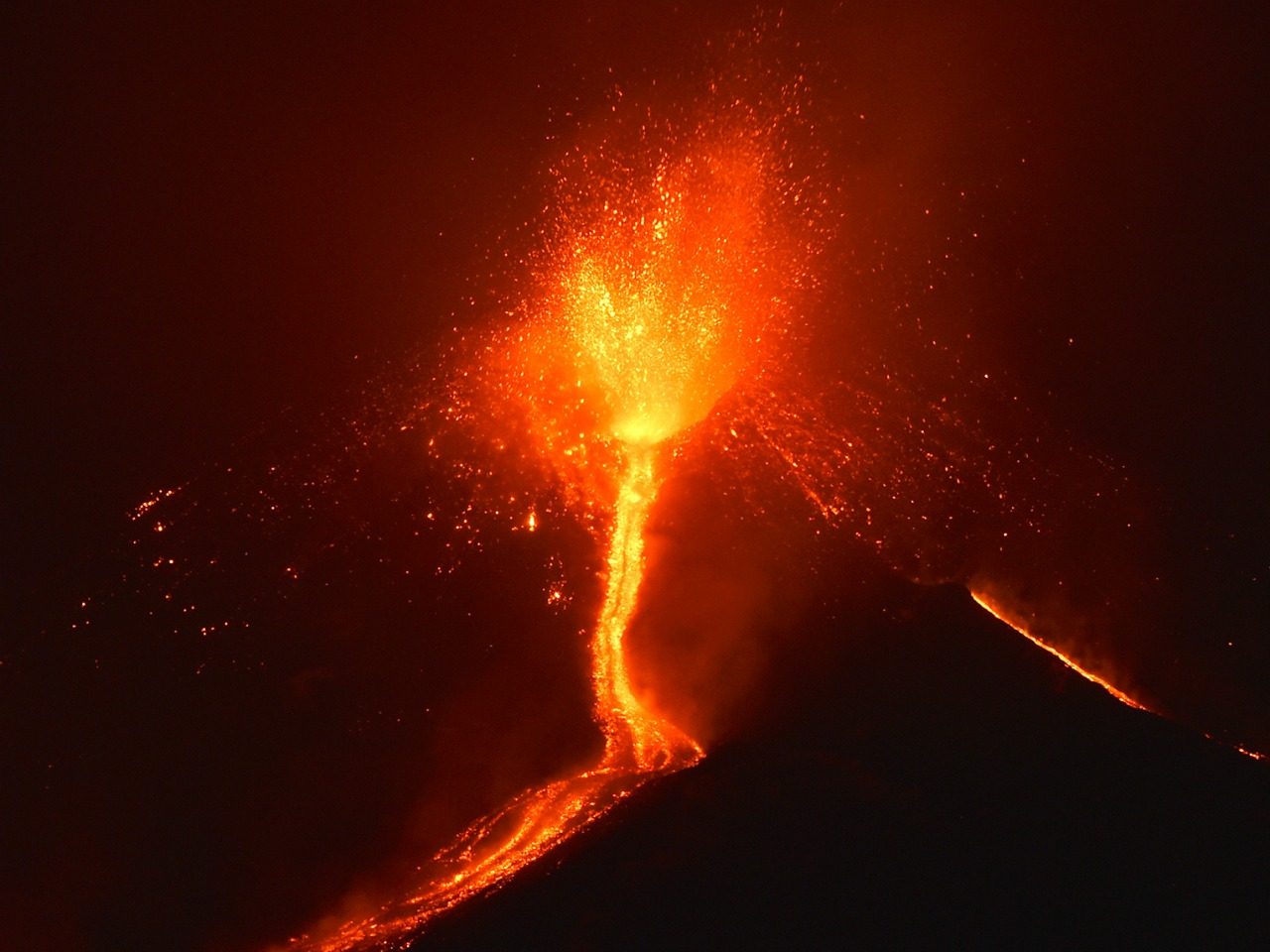 VIDEO: Italy's Mount Etna Erupts in Fiery Show | Breitbart