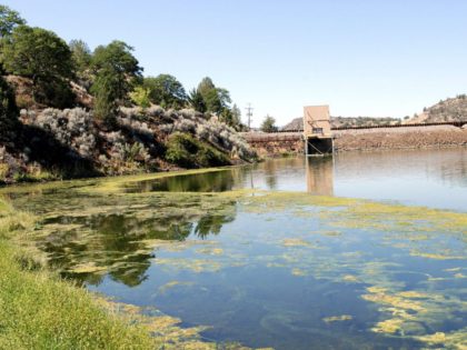 Klamath Dam (Jeff Barnard / Associated Press)