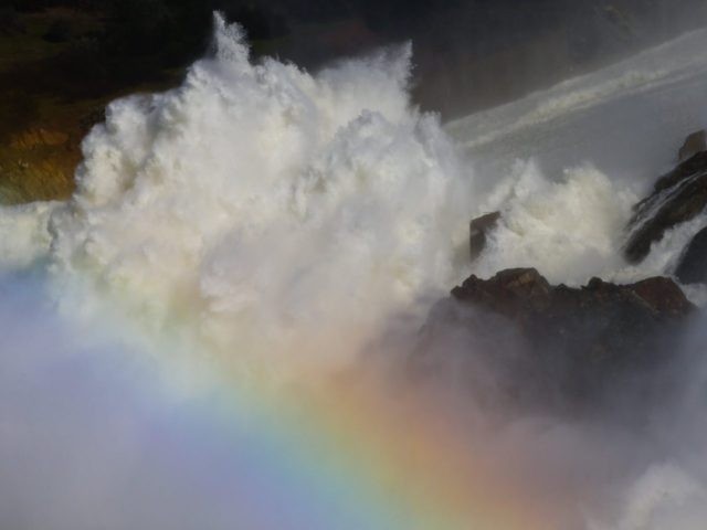 Oroville Dam spillway rainbow (Elijah Nouvelage / Getty)