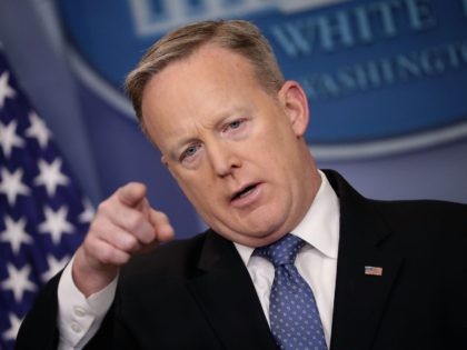 Sean Spicer chooses (Chip Somodevilla / Getty)