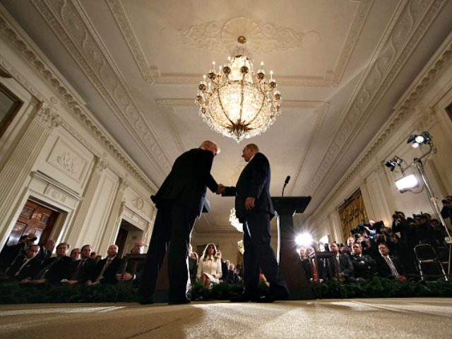 U.S. President Donald Trump (R) and Israel Prime Minister Benjamin Netanyahu (L) participa