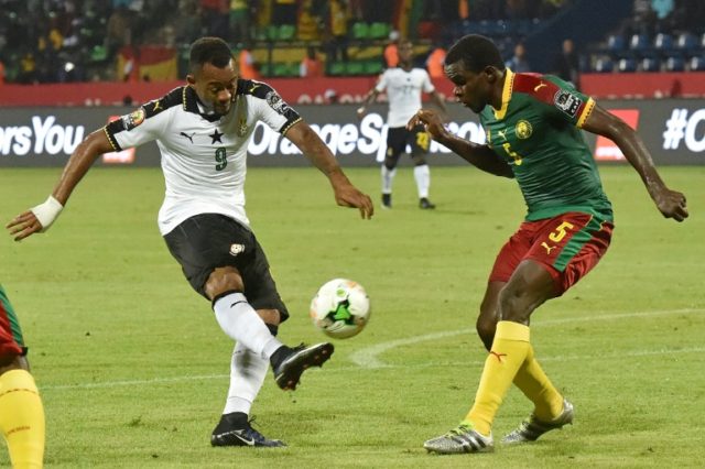 Ghana's forward Jordan Ayew (L) challenges Cameroon's defender Michael Ngadeu-Ngadjui duri