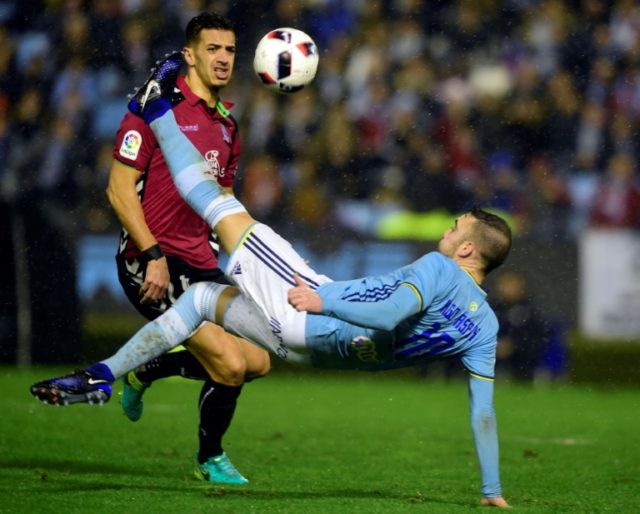 elta Vigo's forward Iago Aspas (R) kicks the ball beside Alaves' defender Zouhair Feddal d