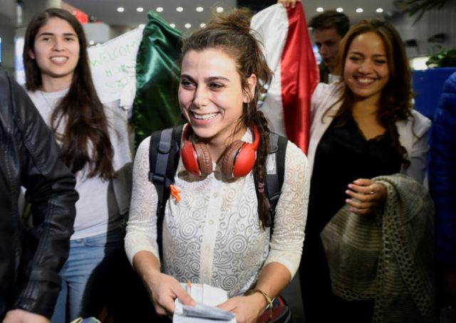 Samah Abdullhamid, the first Syrian woman refugee in Mexico, is welcomed by students in Me