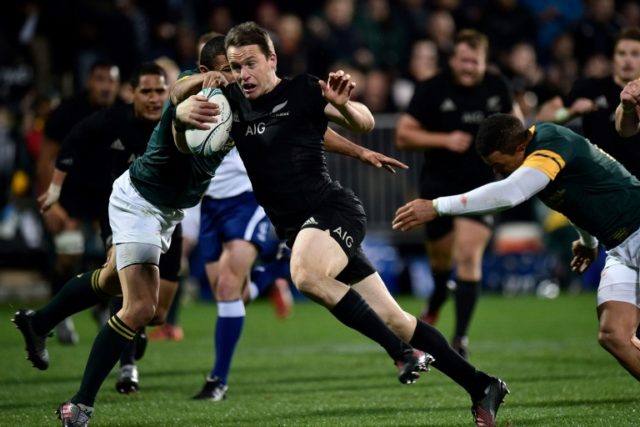 The All Black's vice-captain Ben Smith (C) has rejected offers from French clubs to remain