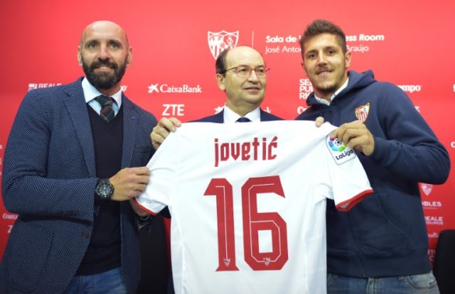 Sevilla's new signing Stevan Jovetic (R) poses the club's President Pepe Castro (C) and Sp