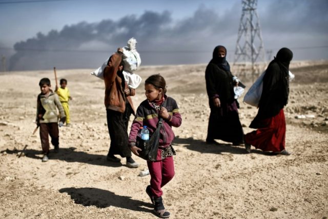 Iraqis flee their neighbourhood in Mosul during fighting between Iraqi forces and fighters