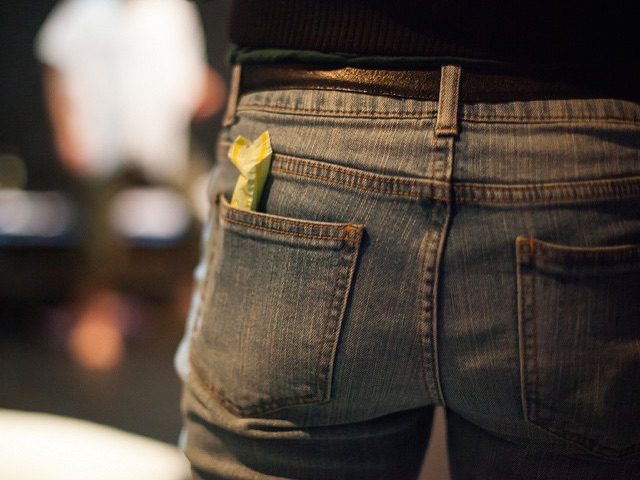 Tampon back pocket (Terry Robinson / Flickr / CC / Cropped)