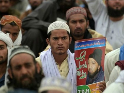 Supporters of executed Islamist Mumtaz Qadri sit-in during an anti-government protest in front of the parliament building in Islamabad on March 28, 2016. Thousands of supporters of an executed Islamist assassin were holding a sit-in in Islamabad on March 28, after submitting a list of demands including the execution of …