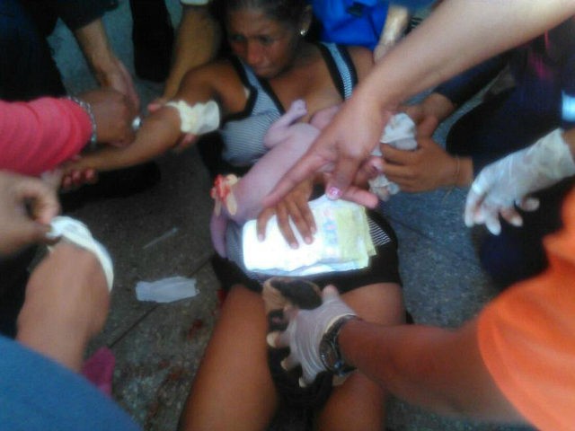 Venezuela: Woman Gives Birth in Supermarket Line